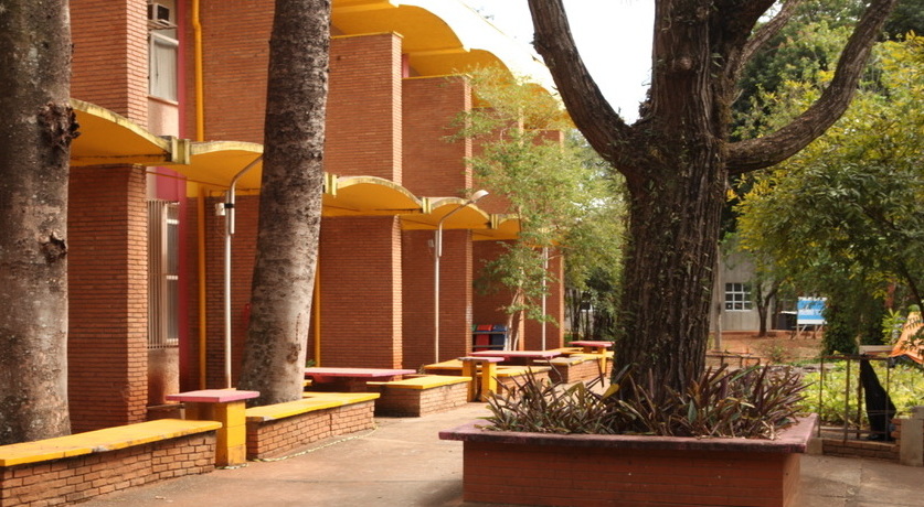fachada lateral do IFCH com bancos e árvores